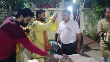 गजरा राजा मेडिकल कॉलेज के डीन डॉ. RKS धाकड़ जी को ग्वालियर निवास पहुंचकर उनको जन्मदिन की बधाई और शुभकामनाएं पप्रेषित की!