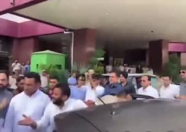 पूरी दिल्ली देखो BJP की असलियत । बस मार्शलों की नौकरी बहाल कराने के लिए मुख्यमंत्री आतिशी जी LOP ब्रिजेंद्र गुप्ता जी के साथ LG के पास जाने के लिए उनकी गाड़ी में बैठ गई। गुप्ता जी अपनी ही गाड़ी में नहीं बैठ रहे। ये बस मार्शलों के गुनेहगार ह