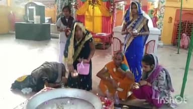 औरैया: शारदीय नवरात्र के चौथे दिन शहर के देवी मंदिरों में भक्तों ने की मां कुष्मांडा स्वरूप की पूजा अर्चना