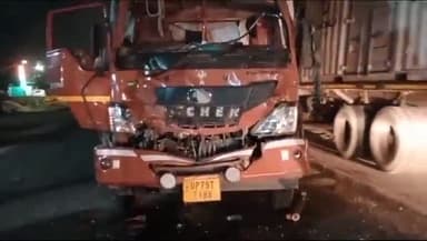 हमीरपुर: भरुआ सुमेरपुर कस्बे के मधुमहराज धर्म कांटे के सामने डीसीएम और ट्रैक्टर ट्रॉली की हुई टक्कर, डीसीएम चालक केबिन में फंसा