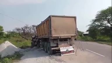 हमीरपुर: सुमेरपुर में 36 घंटे बाद भी हाइवे से नहीं हटाया गया सड़क हादसे में क्षतिग्रस्त हुआ ट्रक