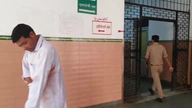 रामपुर: छितरिया तिराहे के पास पुरानी रंजिश को लेकर एक युवक ने दूसरे युवक को गोली मारकर किया घायल, जिला अस्पताल में भर्ती