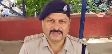 पटना ग्रामीण: आलमपुर मोहल्ला में छापेमारी के दौरान एक राइफल और 92 बोतल विदेशी शराब बरामद, 6 अपराधी गिरफ्तार