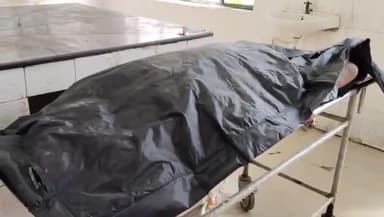 मुगलसराय: PDDU नगर कस्बा में संदिग्ध परिस्थितियों में होटल की बालकनी से गिरकर एक व्यक्ति की मौत, कमरे में मिली शराब की खाली बोतलें