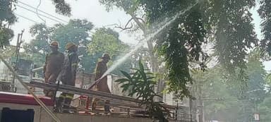 कानपुर: कोहना के कंपनी बाग चौराहे के पास पार्वती बांग्ला रोड पर ट्रांसफार्मर में लगी आग, फायर ब्रिगेड ने आग पर पाया काबू