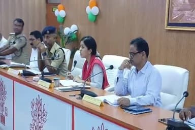 सासाराम: डीआरडीए सभागार में दुर्गा पूजा को लेकर डीएम और एसपी ने अधिकारियों के साथ की समीक्षा बैठक