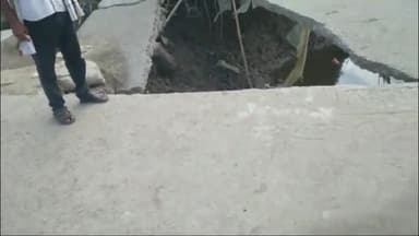 जोगापट्टी: नवलपुर पंचायत में बाढ़ के पानी से सड़कें हुई क्षतिग्रस्त, आवागमन में हो रही परेशानी