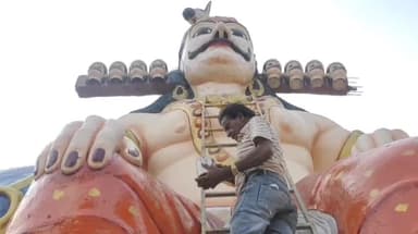 मंदसौर: खानपुरा में मंदसौर के दामाद रावण की 51 फीट ऊंची प्रतिमा का रंग-रोगन हुआ शुरू, नामदेव समाज करेगा दशहरे पर पूजा-अर्चना