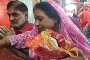 कैंपियरगंज: कैंपियरगंज में नवरात्र के पांचवें दिन सभी मंदिरों में सुबह से देर शाम तक भक्तों का लगा रहा तांता, पुलिस रही मौजूद