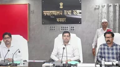 बक्सर: बक्सर कलेक्ट्रेट परिसर में डीएम ने ग्रामीण विकास विभाग योजना के तहत लाभुकों को चेक दिए