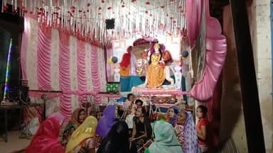 देवी जी का सुंदर सजा दरबार महिलाओं ने गाई बुंदेलखंडी अचली