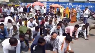 शाजापुर: शाजापुर में घुटने के बल चलकर अतिथि शिक्षकों ने किया प्रदर्शन, कलेक्ट्रेट कार्यालय में एसडीएम को सौंपा ज्ञापन