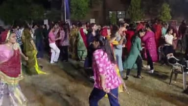 सरदारशहर: मालजी गार्डन में चल रहे दुर्गा पूजा महोत्सव कार्यक्रम में महिलाओं, युवतियों और नन्ही बच्चियों ने किया गरबा नृत्य