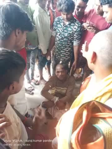 बलरामपुर जनपद के शिवपुरा बाजार में रविवार के दिन में किराना स्टोर में चोरी करने गए युवक को व्यापारियों ने पिटाई कर बाल म