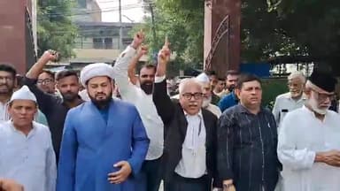 मुरादाबाद: शिया समुदाय के लोगों ने यति नरसिंहानंद सरस्वती के खिलाफ कार्रवाई की मांग करते हुए डीएम को सोफा ज्ञापन सौंपा