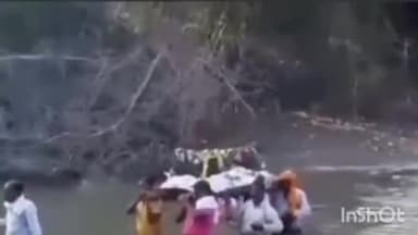 भितरवार: पैरा गांव में पुल ना होने से शव को ले जाते समय नदी पार करते नजर आए ग्रामीण, सामने आया वीडियो