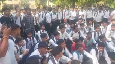 हाथरस: सदर क्षेत्र के आगरा रोड पर पॉलिटेक्निक के छात्रों ने किया प्रदर्शन, 80% छात्रों को पॉलिटेक्निक प्रशासन ने किया फेल