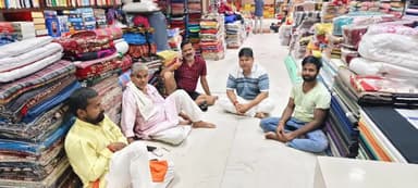 जनता दल यूनाइटेड के बक्सर जिला अध्यक्ष अशोक कुमार सिंह जी का आगमन हमारे प्रतिष्ठान इंद्रधनुष पर हुआ। साथ में आजाद सिंह राठौर एवं गणमान्य साथी।