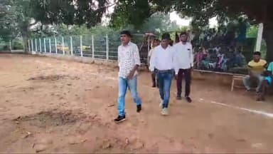 ठेठईटांगर: लट्ठाखमन में 36वीं नव युवक संघ द्वारा आयोजित हॉकी चैंपियनशिप की शुरुआत, प्रखंड प्रमुख रहे शामिल