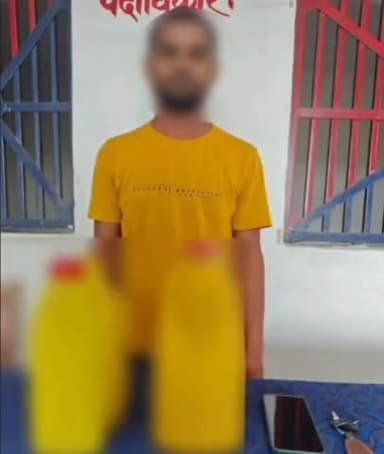 गोगरी: पौरा थाना पुलिस ने 10 लीटर देशी शराब के साथ कारोबारी को किया गिरफ्तार, बाइक और मोबाइल भी जब्त