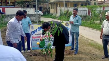 बक्सर: बक्सर स्थित व्यवहार न्यायालय परिसर में 'एक पेड़, मां के नाम' कार्यक्रम के तहत जिला जज समेत अन्य लोगों ने किया पौधारोपण