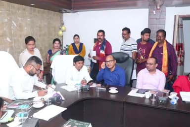 कांकेर: जिला कार्यालय में आयोजित साप्ताहिक जनदर्शन में 84 आवेदन मिले, DM ने संबंधित अधिकारियों को निराकरण के लिए दिए निर्देश