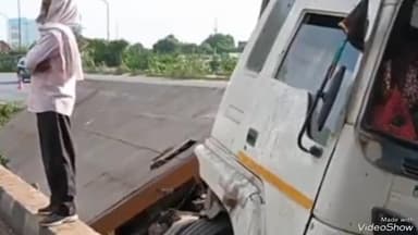 आमेर: मनोहरपुर थाने के सामने पलटा कंटेनर, तीन ट्रेनों की मदद से निकाला गया बाहर