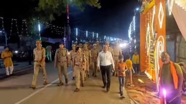 हमीरपुर: पुलिस अधीक्षक ने कस्बा मौदहा के देवी पांडालों में पैदल गश्त कर सुरक्षा व्यवस्था का लिया जायजा