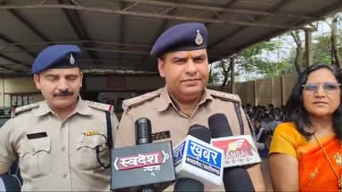 पीथमपुर: मैं हूं अभिमन्यु अभियान के तहत शासकीय विद्यालय पहुंचकर पुलिस ने बालिकाओं को किया जागरूक, CSP अमित मिश्रा ने दी जानकारी