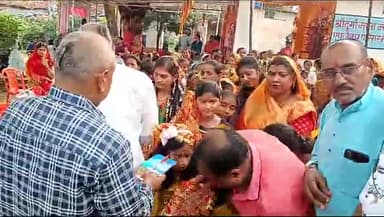 रामानुजगंज: रामानुजगंज सीआरपीएफ कैंप दुर्गा मंदिर में नगर पंचायत अध्यक्ष द्वारा कन्या भोज के साथ भंडारे का किया गया आयोजन