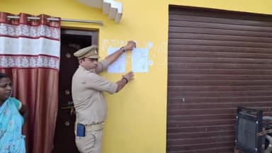 ओबरा: रॉबर्ट्सगंज: प्रभारी निरीक्षक ने एनडीपीएस एक्ट के वांछित अभियुक्तों के घर चस्पा किए नोटिस