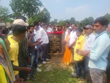 ठेठईटांगर: कोलेबिरा विधायक ने ठेठईटांगर के बड़काटांड से पाइक़पारा तक बनने वाले सड़क निर्माण कार्य का शिलान्यास किया