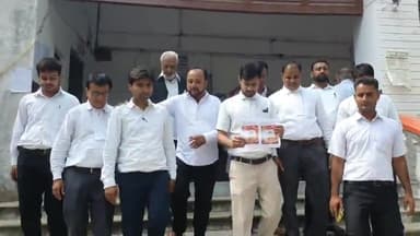 रामपुर: जिलाधिकारी कार्यालय में बार के अधिवक्ताओं ने मटन और चिकन की दुकान खुलवाने को लेकर डीएम को ज्ञापन दिया