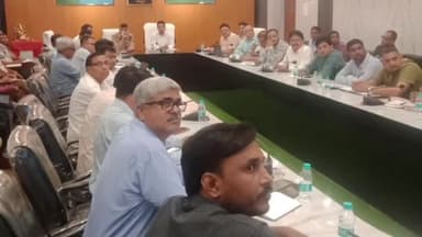 रामपुर: बुद्धवार को कलेक्ट्रेट सभागार में डीएम ने संचारी रोग नियंत्रण एवं दस्तक अभियान की समीक्षा बैठक आयोजित की