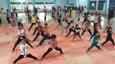 मंदसौर: नई आबादी के संजय गांधी उद्यान में गरबे के स्थान पर नवरात्रि में शस्त्र चलाना सीख रही लड़कियां, बन रही सशक्त