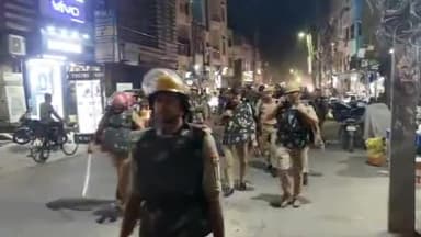 मुरादाबाद: आगामी त्यौहारों को लेकर पुलिस ने मुगलपुरा इलाके में निकाला फ्लैग मार्च, डीआईजी व एसएसपी रहे मौजूद