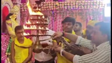 बिहिया: पट खुलते ही माहौल हुआ भक्ति मय, नगर के कोतवाली के पास मुख्य पार्षद संतोष कुमार यादव  महाआरती कार्यक्रम में हुए शामिल