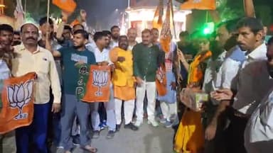 पूर्णिया पूर्व: हरियाणा में भाजपा की जीत के बाद पूर्णिया में कार्यकर्ताओं ने आतिशबाजी और मिठाई खिलाकर जश्न मनाया