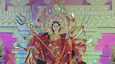 हज़ारीबाग: पूजा पंडालों के खुले पट, भक्ति में डूबे लोग, मां के दर्शन को उमड़े श्रद्धालु