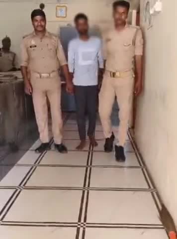 कैंपियरगंज: कैंपियरगंज के पीपीगंज थाना क्षेत्र में थवईपार के पास पुलिस ने लूट के अपराध में एक व्यक्ति को किया गिरफ्तार