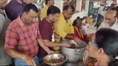 रामानुजगंज: पहाड़ी मंदिर में नगर पंचायत अध्यक्ष रमन अग्रवाल द्वारा भंडारे का किया गया आयोजन