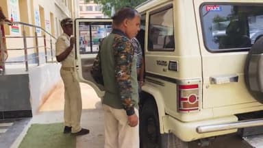 कटिहार: जिले के अलग-अलग स्थानों से शराब मामले में दो लोगों को उत्पाद विभाग ने किया गिरफ्तार, भेजा जेल