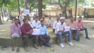 बीसलपुर: बीसलपुर ब्लॉक परिसर में गांव के मुख्य मार्ग की मरम्मत न होने पर ग्रामीण भूख हड़ताल पर बैठे