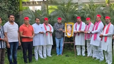 मथुरा: मथुरा शहर में समाजवादी पार्टी कार्यकर्ताओं ने कार्यालय पर लोकनायक जयप्रकाश नारायण की जन्म तिथि पर किया नमन