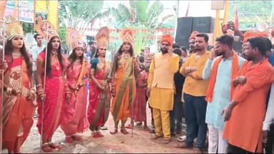 उतरौला: पेहर बाजार दुर्गा मंदिर से मां दुर्गा के नौ रूपों की भव्य शोभायात्रा निकाली गई