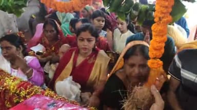 कैंपियरगंज: कैंपियरगंज तहसील में नवरात्रि के नौवे दिन भक्तों ने सुबह से शाम तक मंदिर में मां को चढ़ाया हलवा पूरी