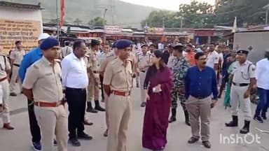 सासाराम: रोहतास जिला पदाधिकारी और पुलिस अधीक्षक ने शुक्रवार को 4:00 बजे कई पूजा पंडाल का किया औचक निरीक्षण