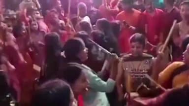 कस्बा: प्रखंड के सार्वजनिक दुर्गा मंदिर में डांडिया नृत्य का किया गया आयोजन