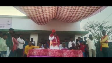 पांकी: पाकी विधानसभा क्षेत्र के ग्राम भवरदह में कांग्रेस नेता लाल सूरज को दुर्गा पूजा समिति ने फूल माला पहनाकर सम्मानित किया