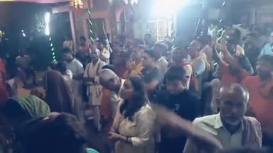 मंसूरचक: शारदीय नवरात्र के अवसर पर मंसूरचक प्रखंड क्षेत्र में दुर्गा मेला देखने उमड़ी श्रद्धालुओं की भीड़